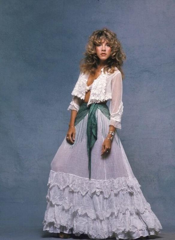 Stevie Nicks Mesmerizes in an Enchanting Lace Dress, Leaving a Lasting Impression in 1977
