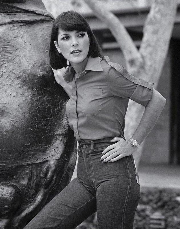 22-Year-Old Stewardess Kris Houghton (Jenner) Dating Photographer in 1977