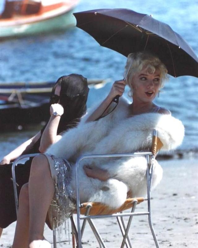 Iconic Marilyn Monroe in 'Some Like It Hot' set shade (1959)