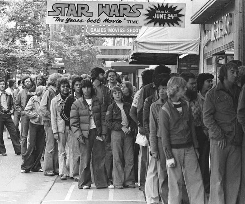 1977: Long Queue for Premiere of 'Star Wars