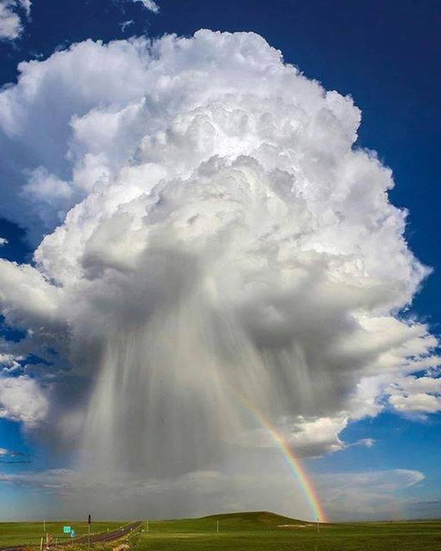 Carr, Colorado Sees Captivating Image of Rainbow with Rain Shaft in 2014 ☁️ 🌈