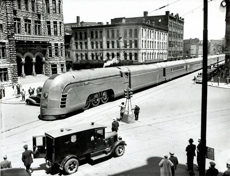 1936: New York Central Railroad's Streamliner "Mercury" Smoothly Passes Syracuse City Hall on Its Way to Chicago 🚈 🏙️