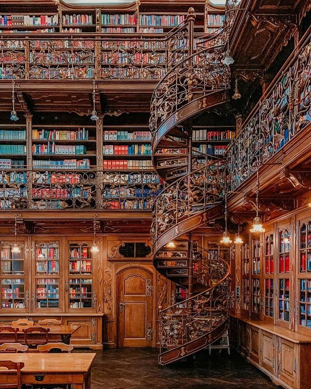Munich's Mayor Unveils 114-Year-Old Private Library as a Public Treasure