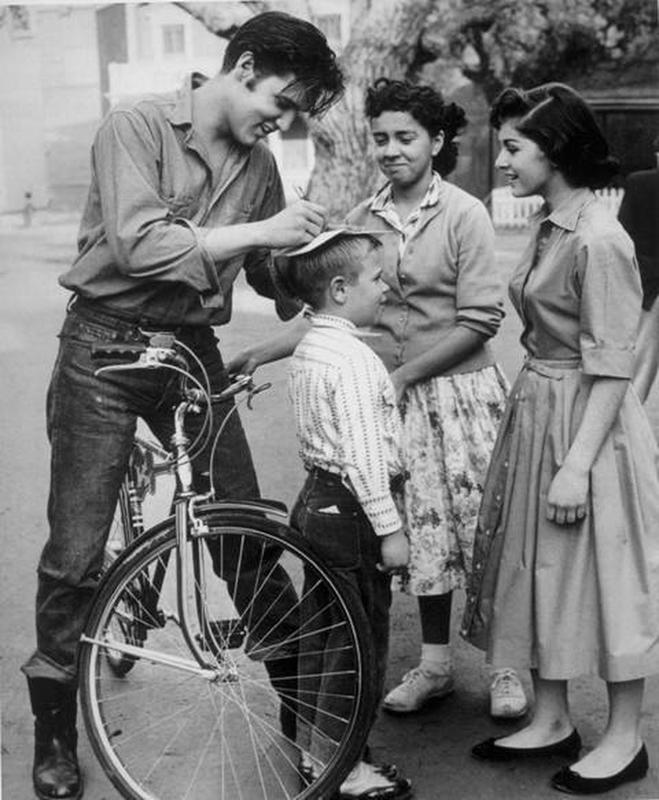 Fan in 1959 receives Elvis Presley's autograph