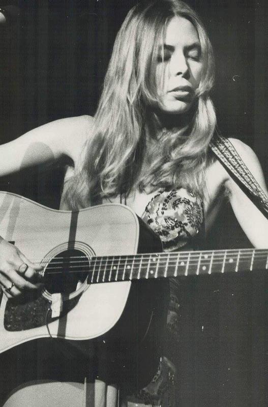 Joni Mitchell Celebrates 75th Birthday in a Photo from 1974!