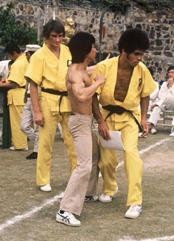 1973: Bruce Lee and Jim Kelly photographed together on the set of "Enter the Dragon