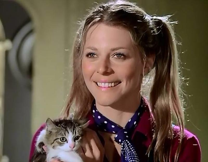 Lindsay Wagner's Jamie shares the screen with an adorable co-star in a 1977 episode of 'The Bionic Woman'.