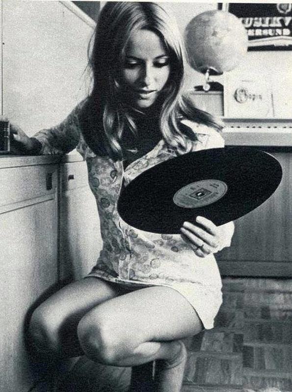Exploring a 33 1&frasl;3 rpm vinyl record during 1970.