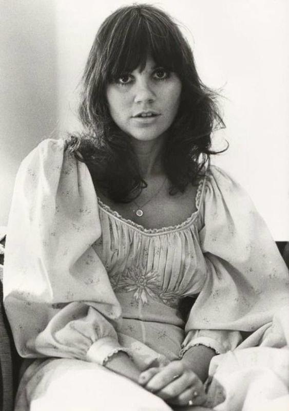 Linda Ronstadt's Stunning Beauty Shines in the 1970s.