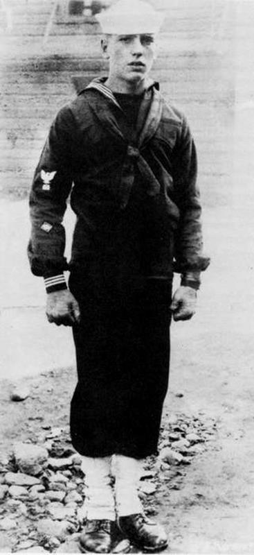 Humphrey Bogart joins U.S. Navy during WWI in 1918.