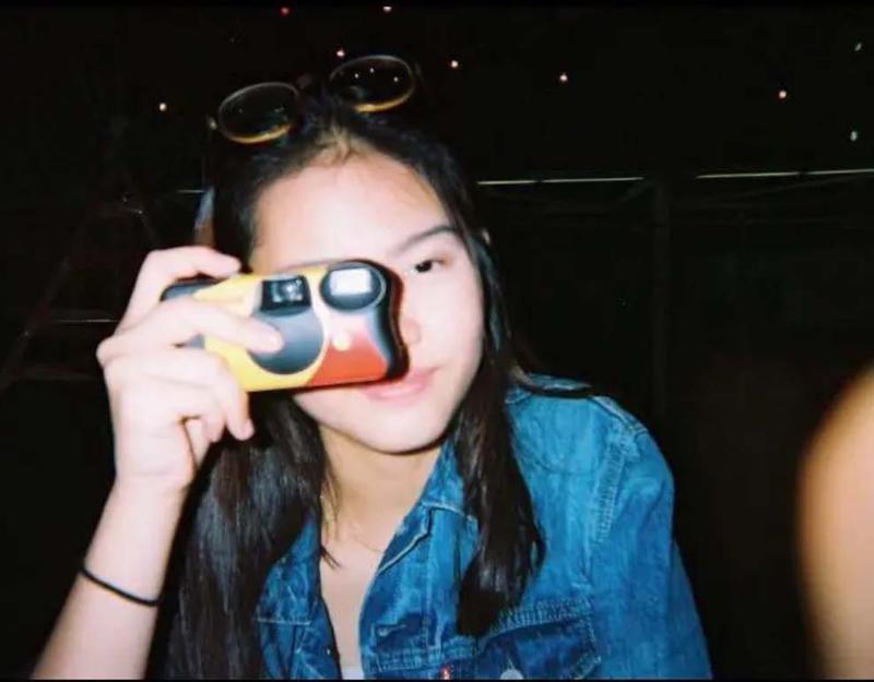 Disposable cameras: the remarkable mini wonders that captured authentic moments, preserving memories in a tangible way before the rise of instant digital photography.