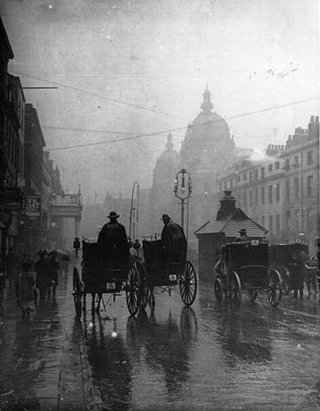 Traffic in London during the 1890s while raining.