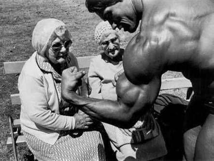 Arnold Schwarzenegger flaunts powerful arms in 1970s encounter with elderly women.