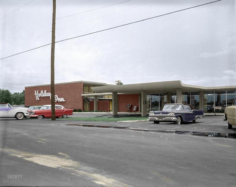 Holiday Inn's parking lot in 1959