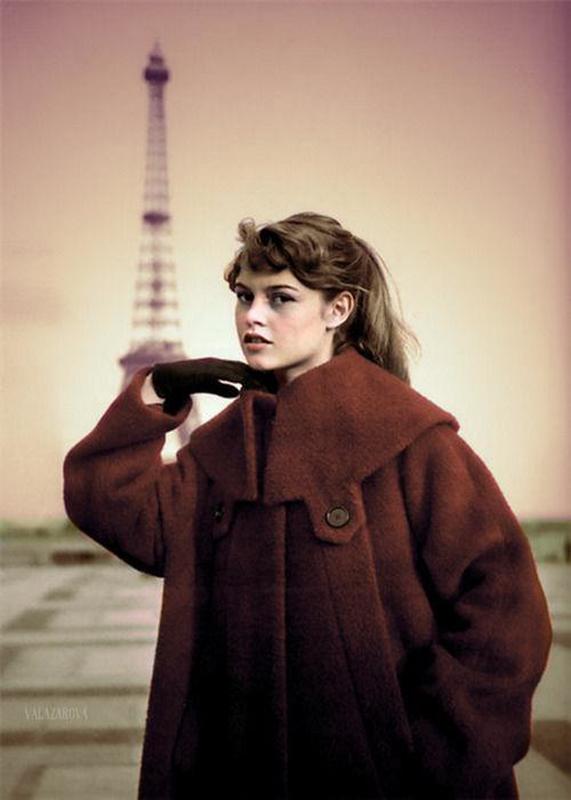 Iconic French Actress Brigitte Bardot Captivatingly Poses with the Eiffel Tower as a Backdrop in the Early 1950s 😻