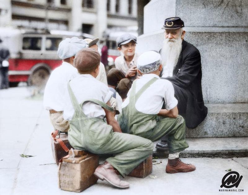 1935: Pennsylvania Bootblacks Gather Around Elderly Civil War Veteran