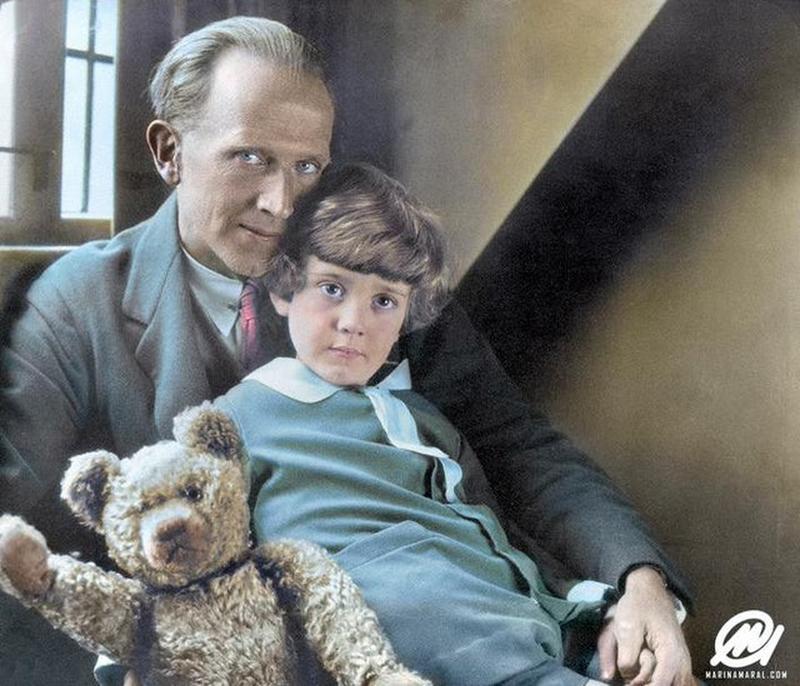 In 1926, A.A. Milne, Christopher Robin, and the genuine Winnie The Pooh come together: An Unforgettable Meeting 🐻