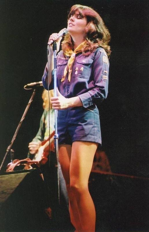 Linda Ronstadt's Memorable Rocking Performance in a Cub Scout Uniform Back in 1977
