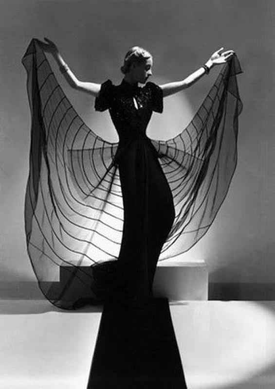Spider web dress wows in 1939: Model Helen Bennett stuns!