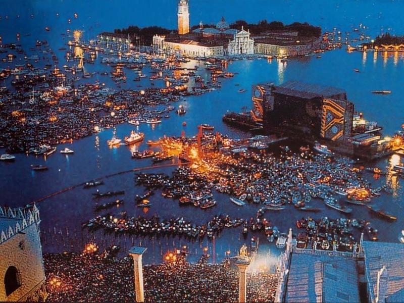Pink Floyd Concert in Venice, Italy, 1989 Draws Over 200,000 Enthusiastic Fans