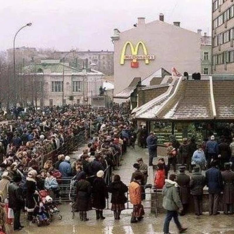 Moscow Welcomes World's Largest McDonald's in 1990: 900 Seats and 600 Employees