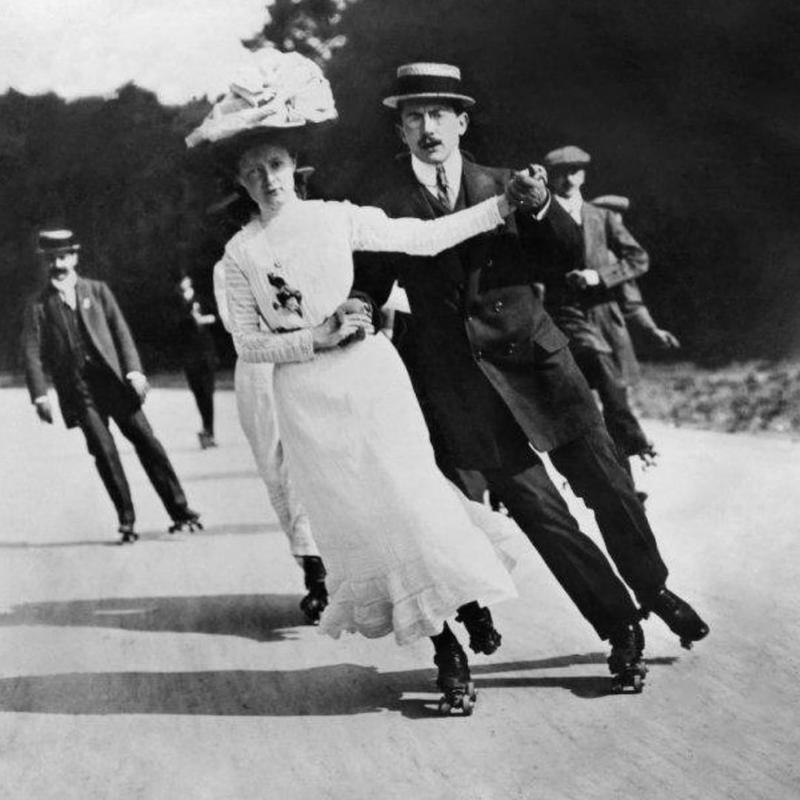Roller Skating in 1909: A Fashionable Trend