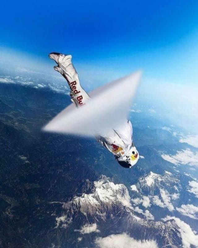 Felix Baumgartner Shatters Sound Barrier while Skydiving at 833.9mph