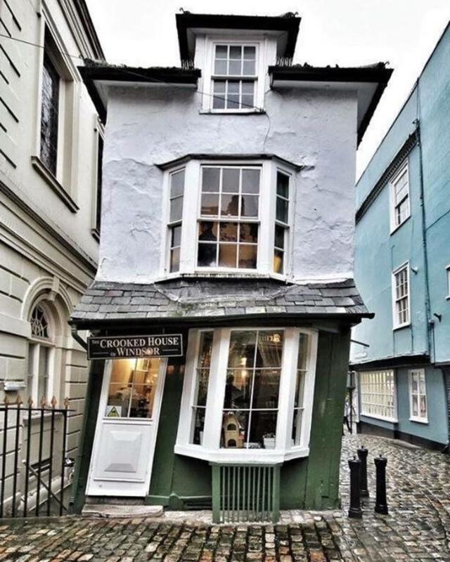 Crooked House of Windsor: England's Oldest Teahouse, Constructed in 1592!