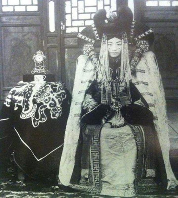 Mongolian Noblewoman, 1908: A Glimpse into Khalkha Legacy