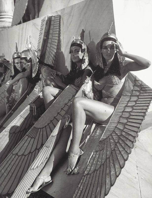 Off-camera, extras on the set of Cleopatra, the most expensive film of 1963, discover moments of relaxation.