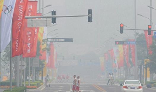 China Deploys Air Seeding to Combat Thick Smog at 2008 Olympic Green in Beijing