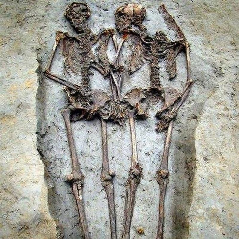 Roman couple holds hands for 1,500 years, making astonishing discovery.