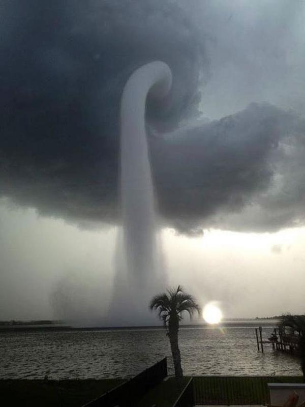 Massive waterspout approaching Tampa, Florida, 2013