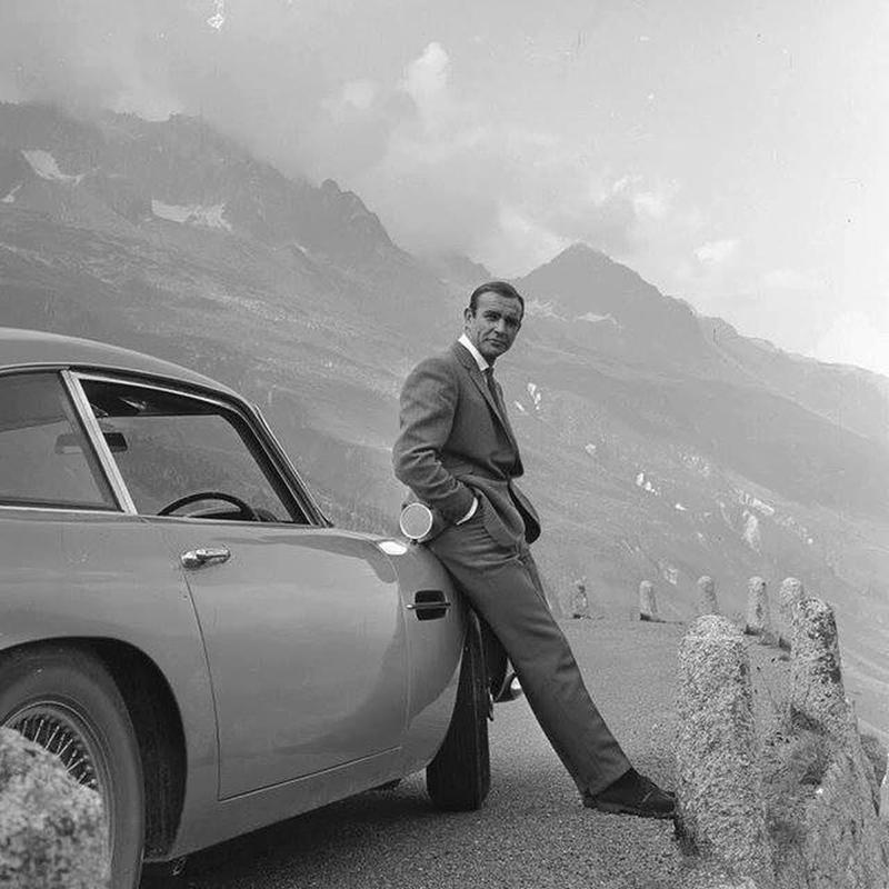 Sean Connery spotted alongside a 1964 Aston Martin DB5 while filming 'Goldfinger'.