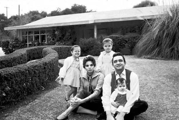 In 1958, Johnny Cash and his first wife Vivian Liberto pose with their children for the camera.