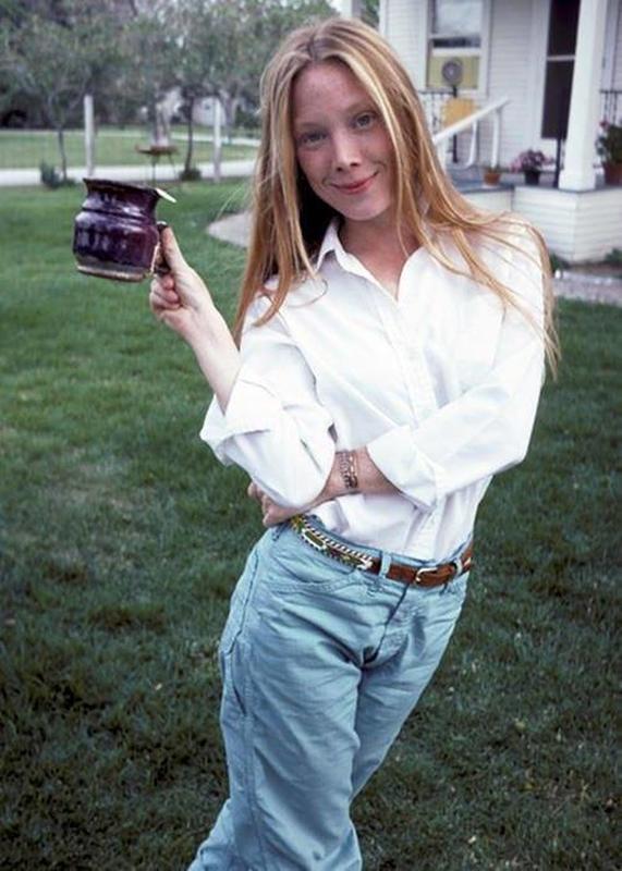 1976: Sissy Spacek finds a moment of respite during the filming of "Carrie