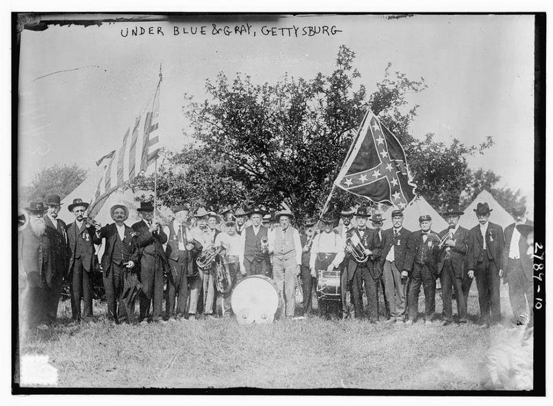 Union and Confederate American Civil War veterans unite at 1913's 50th anniversary of the battle of Gettysburg