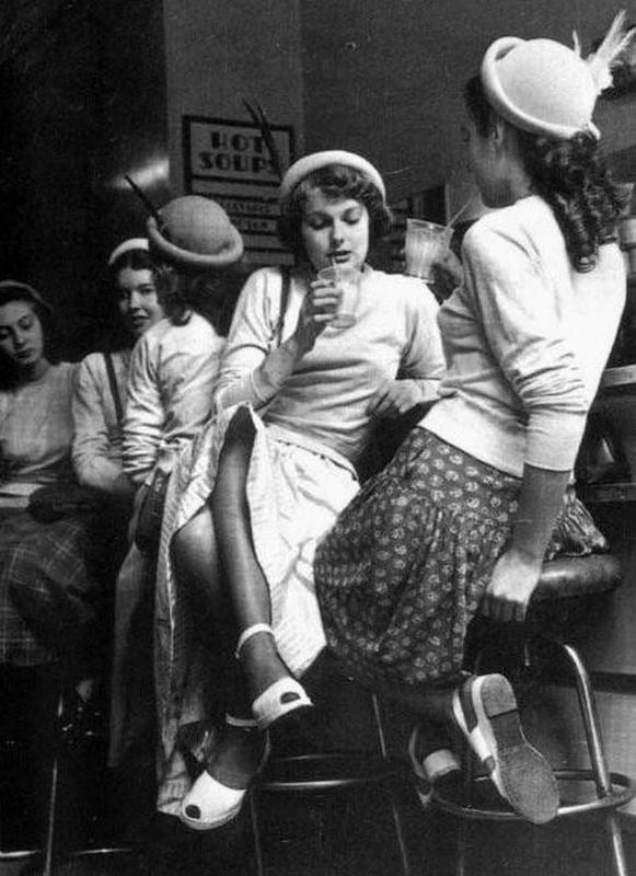 1954: Milk Bar in England Attracts Teenagers for Hangouts