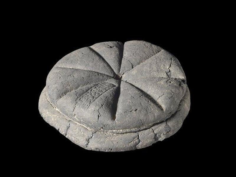 Bread with baker's stamp from 79 AD Pompeii discovered, still carbonized