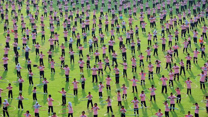 Record-Breaking Hula Hoopers